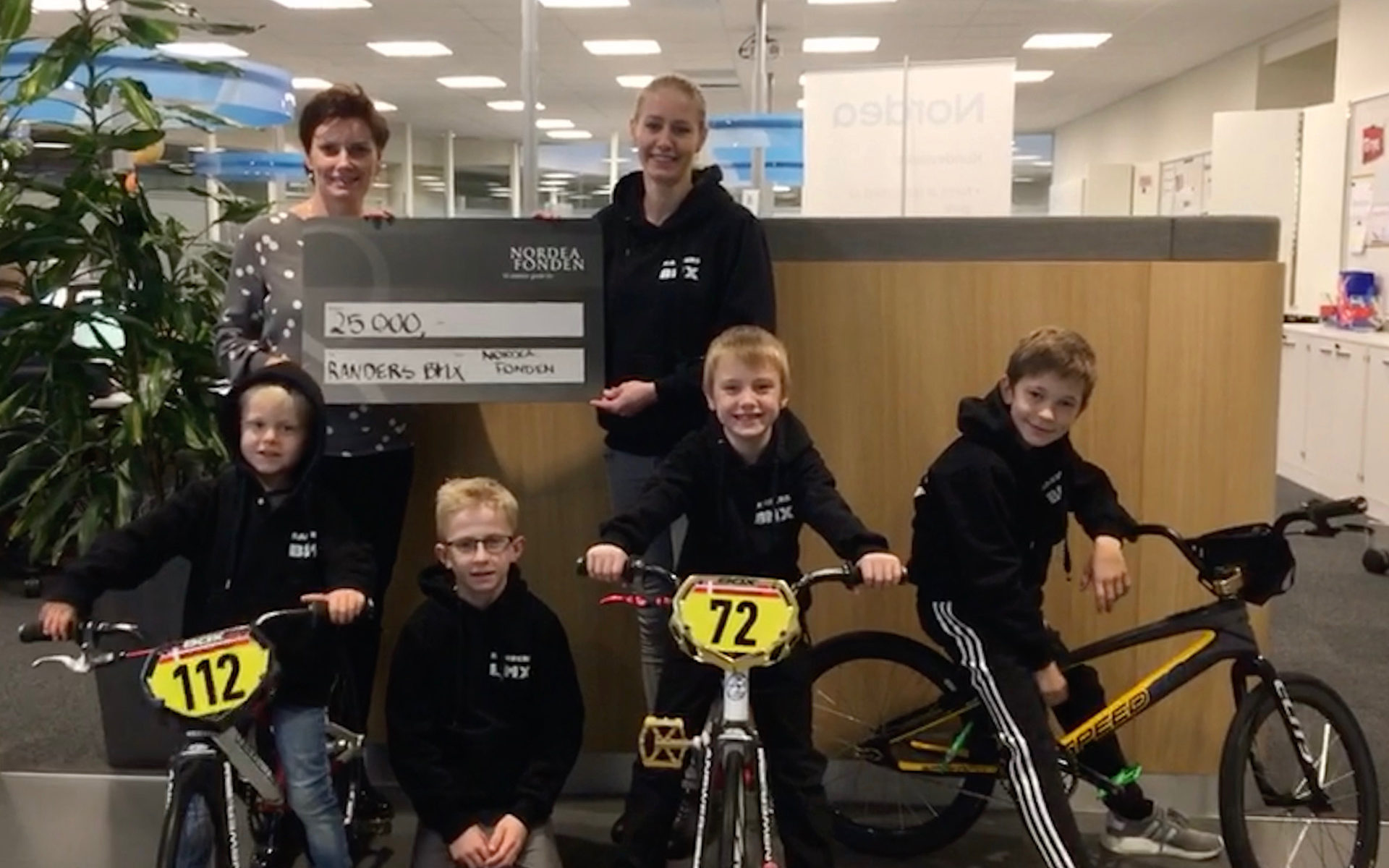 Drenge fra Randers BMX henter check på 25.000 kr. fra Nordea Fonden til ny start gate.